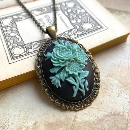 Beautiful Vintage Inspired Necklace With A Blue..