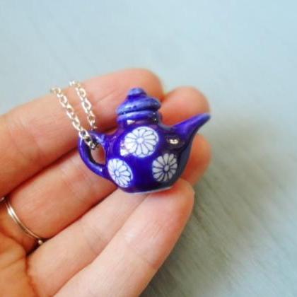 Whimsical silver plated necklace wi..