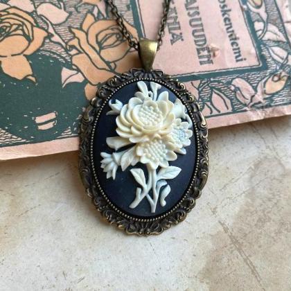 Lovely Vintage Inspired Necklace With A Floral..