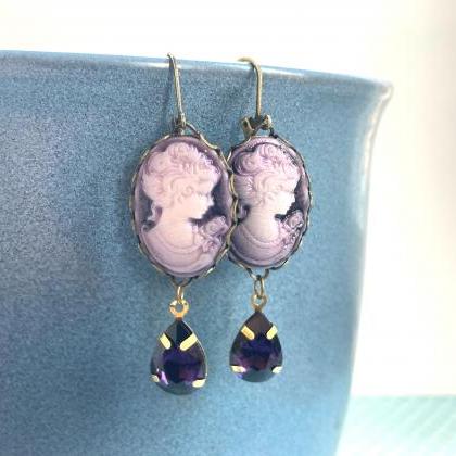 Lovely cameo earrings with glass pe..