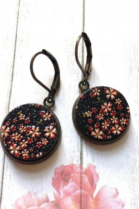 Gorgeous brass earrings with black flower pendants, embossed wood and brass, Selma Dreams
