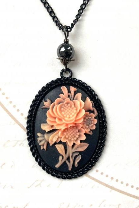 Floral cameo necklace, Selma Dreams