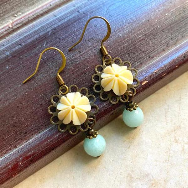 Flower earrings with jade pearls