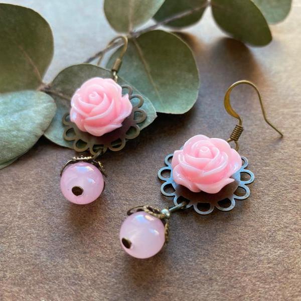 Romantic pink rose earrings with glass beads, flower earrings, rose pendants, gift for mom, romantic earrings, floral earrings, pink rose